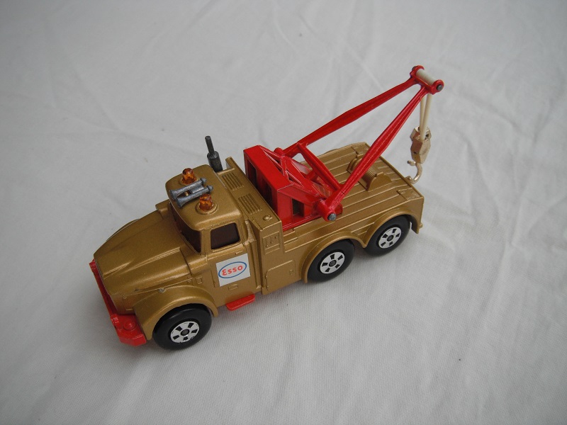 18.Gold body/red jib/red base/red radiator/5 spk star whls/amber windows/amber dome lts/sml cones/gld hooks/C/Esso lbl.