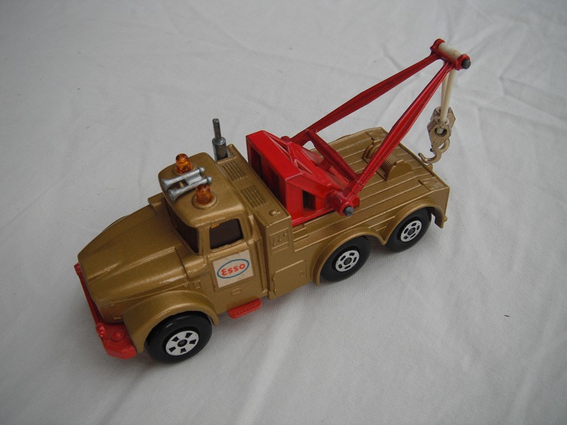 17.Gold body/red jib/red base/red rad/5 spk star fnt &amp; 5 spk rear whls/amber windows/amb dome lts/sml cones/gld hooks/C/Esso lbl.