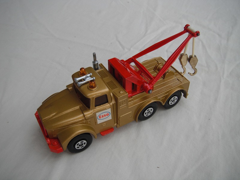 15.Gold body/dk.red jib/red base/red radiator/5 spoke whls/amber windows/amber dome lts/sml cones/gld hooks/RS/Esso lbl.