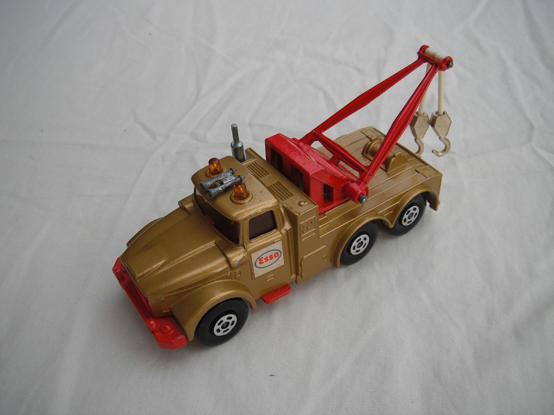 14.Gold body/red jib/fluorescent red base/red rad/5 spk whls/amber windows/amber dome lts/sml cones/gld hooks/RS/Esso lbl.