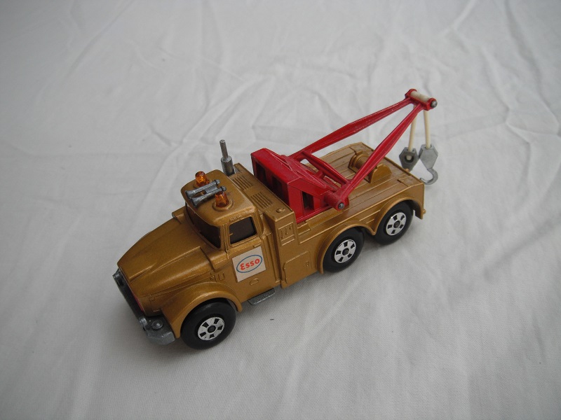 13.Dk.gold body/red jib/unpainted base/red rad/5 spk star whls/amber windows/amber dome lts/sml cones/sil hooks/C/Esso lbl.