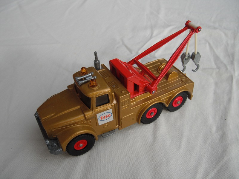 11.Gold body/red jib/unpainted base/red radiator/BPT/amber windows/amber dome lts/sml cones/sil hooks/C/Esso lbl.