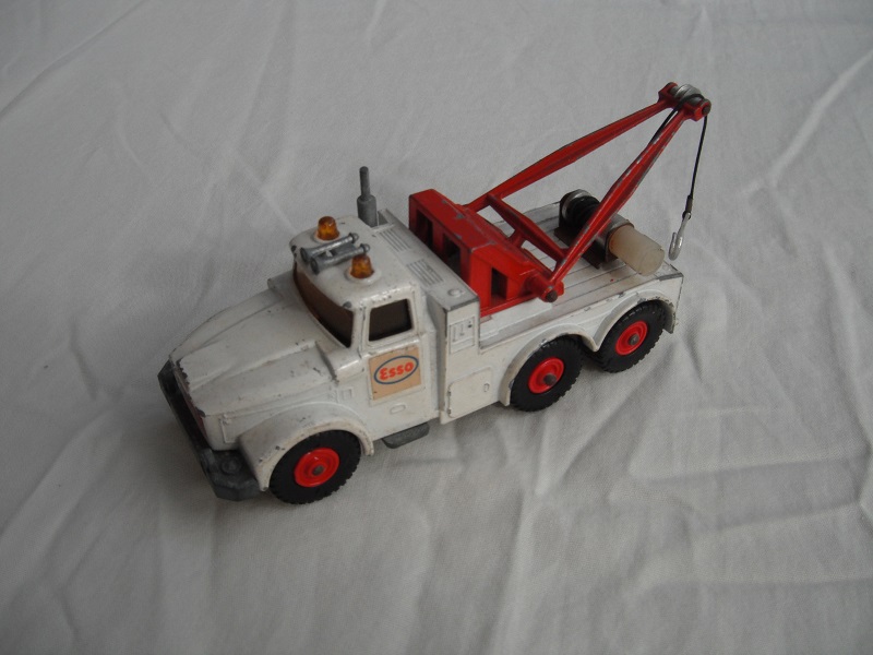 10.Off white body/unpainted base/red radiator/BPT/amber windows/amber dome lts/sml cones/Esso label/prototype.
