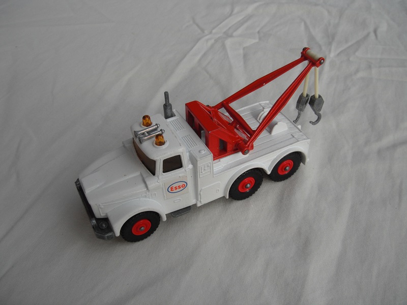 5. Off white body/unpainted base/red radiator/BPT/amber windows/amber dome lts/sml cones/sil hooks/C/Esso label.
