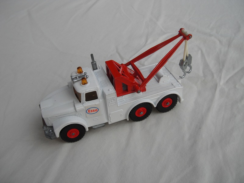 4. White body/unpainted base/red radiator/BPT/amber windows/amber dome lts/sml cones/sil hooks/C/Esso label.