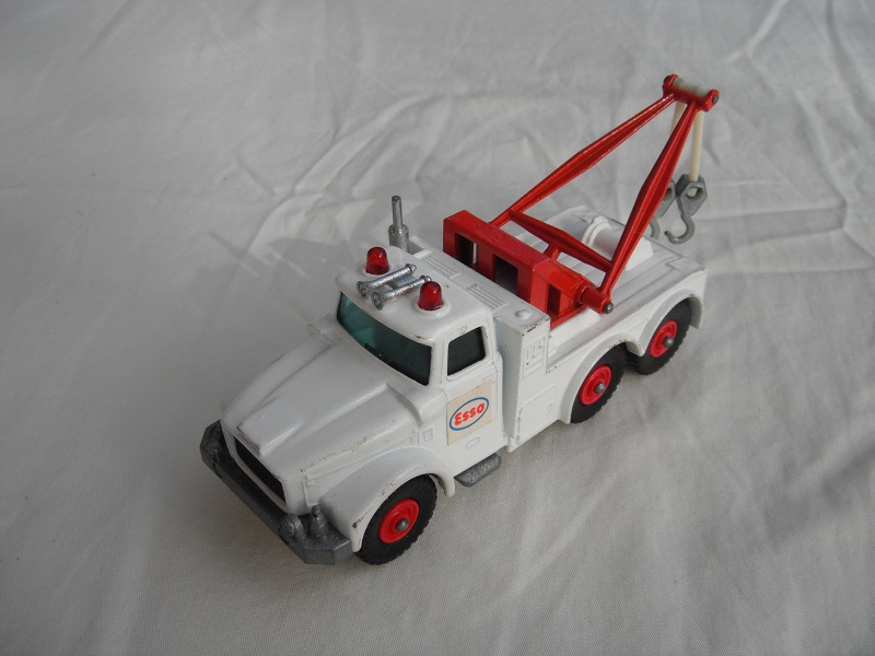 1. White body/unpainted base/blk radiator/BPT/green windows/red dome lts/lrg cones/sil hooks/RS/Esso label/prepro.