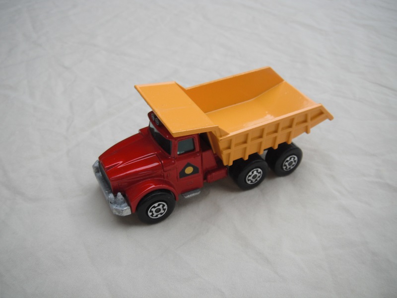 22.Met.red body/blk rad/org-yel tipper/lrg stopper/rear brace/1971 Lesney base/5 spoke whls/opn tan xle holder/lt.grn wind/triangle pointed up lbl.