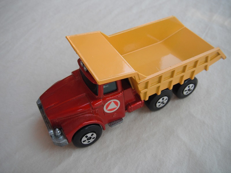 21.Met.red body/blk rad/drk.yel tipper/lrg stopper/rear brace/1971 Lesney base/5 spoke whls/opn dk.tan xle holder/lt.grn wind/triangle pointed up lbl.