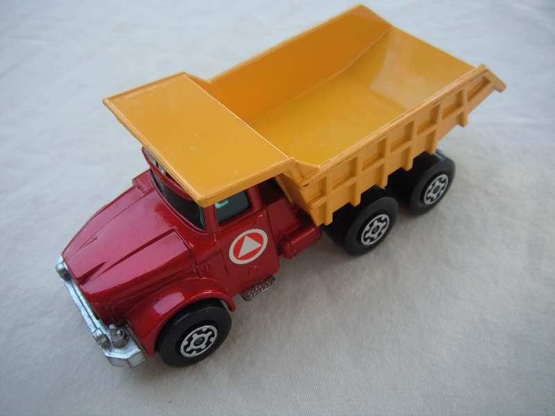 18.Met.red body/blk rad/drk.yel tipper/lrg stopper/rear brace/1971 Lesney base/LMC whls/opn dk.tan xle holder/lt.grn wind/triangle pointed up lbl.