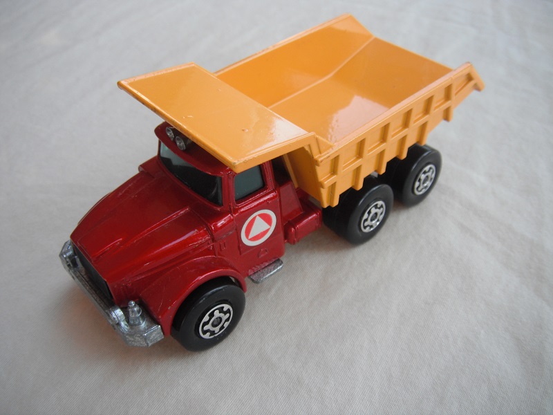 11.Met.red body/blk rad/drk.yel tipper/lrg stopper/rear brace/1971 Lesney base/SMC whls/opn dk.tan xle hold/lt.grn wind/triangle pointed fwd lbl.
