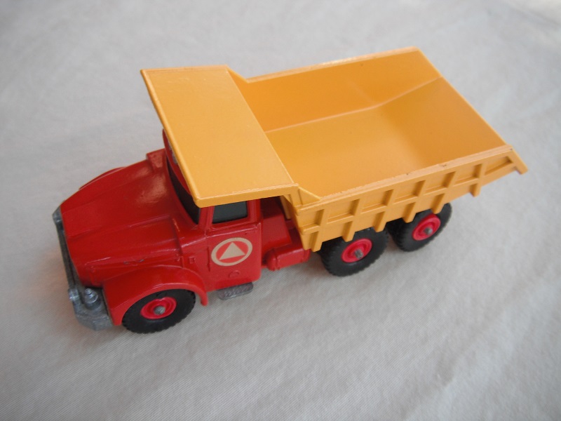 8. Red body/blk rad/org-yel tipper/lrg stopper/rear brace/Scammell contractor base/BPT/clear xle holder/lt.grn windows/triangle label.