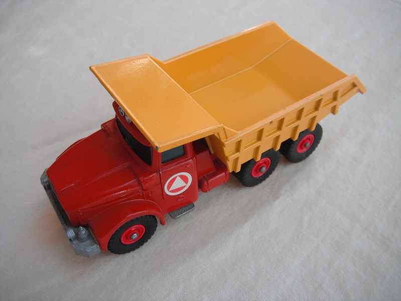 7. Red body/blk rad/org-yel tipper/lrg stopper/no rear brace/Scammell contractor base/BPT/lt.blue xle holder/lt.grn windows/triangle label.