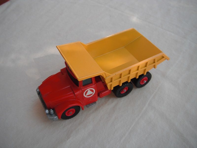 5. Red body/blk rad/org-yel tipper/lrg stopper/no rear brace/Scammell contractor base/BPT/clear xle holder/lt.grn windows/triangle label.