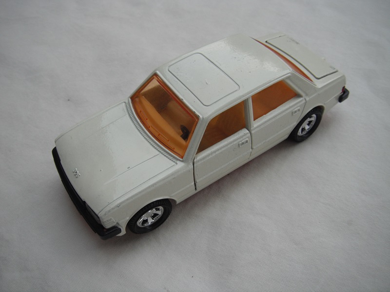 1. PP/White body/red England base/amber windows/white interior/small black steering wheel/no K# on base.