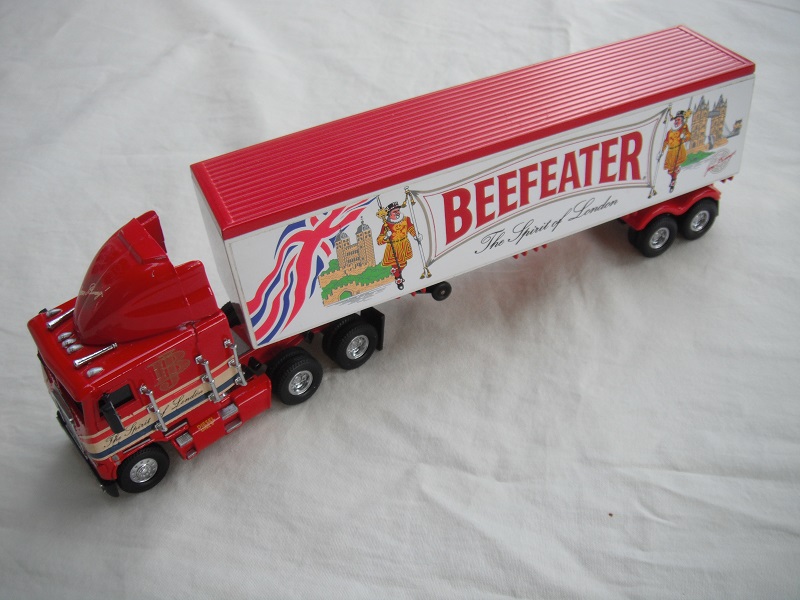 1. Red cab/red chassis/black rubber tires/white &amp; red container/&quot;Beefeater-The Spirit of London&quot; diff.tempa/PP.