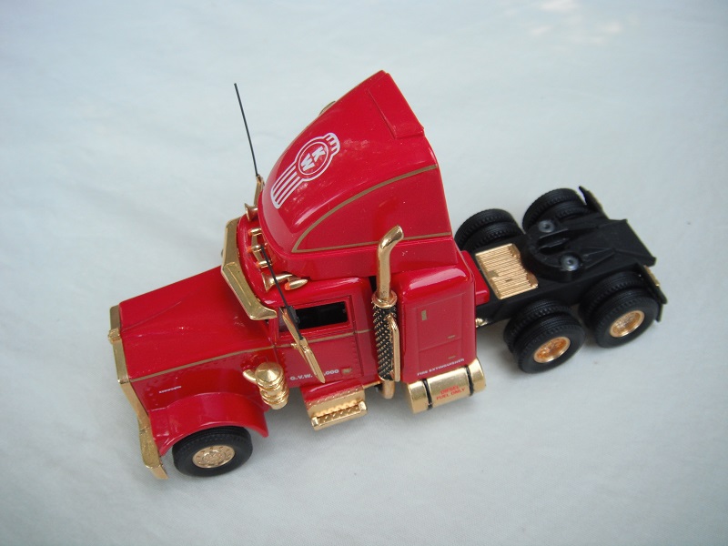 1. Red cab/black chassis/black rubber tires/issued with a wooden plinth/no trailer/&quot;KW&quot; logo tempa.
