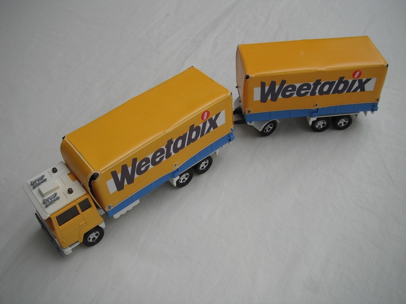 3.  Yel &amp; blu cab/off wht base/grn dome lts/amb wind/mag whls/gry rad grill/blu &amp; wht tlr/Weetabix/yel canvas/blk tow bar/wht tow hk.