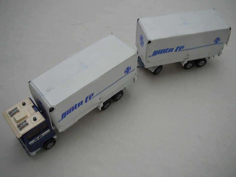 7. Blu &amp; wht cab/wht base/MC whls/blu dome lts/amber windows/gry rad grill/white trailer/gray tow bar/wht tow hook.