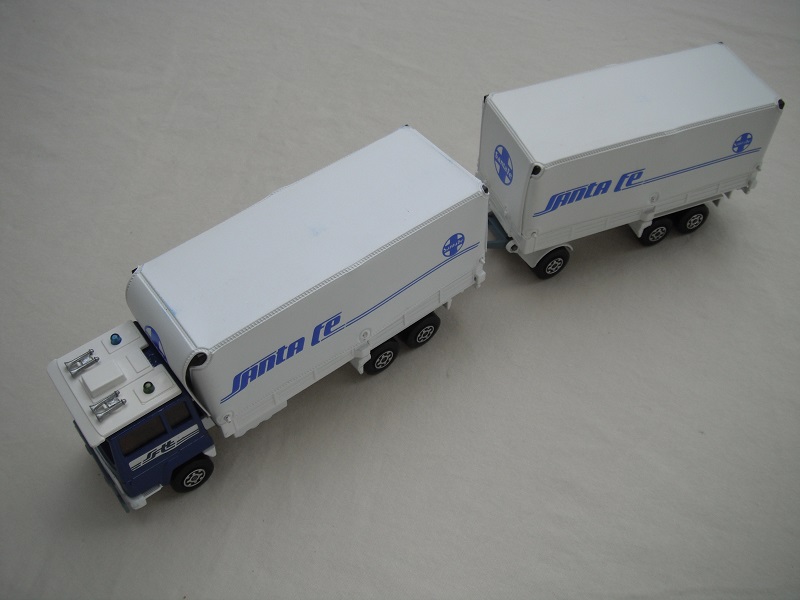 5. Blu &amp; wht cab/wht base/MC whls/blu &amp; grn dome lts/amber wind/gry rad grill/white trailer/gray tow bar/wht tow hook.