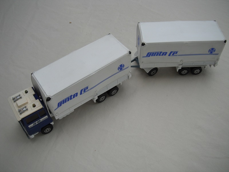 4. Blu &amp; wht cab/wht base/MC whls/grn dome lts/amber windows/gry rad grill/white trailer/gray tow bar/wht tow hook.