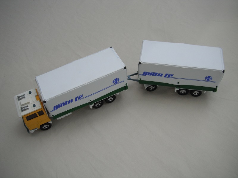 3. Yel &amp; grn cab/wht base/ 5SM whls/blu dome lts/amber windows/gry rad grill/yel&amp; grn trailer/gray tow bar/wht tow hook.