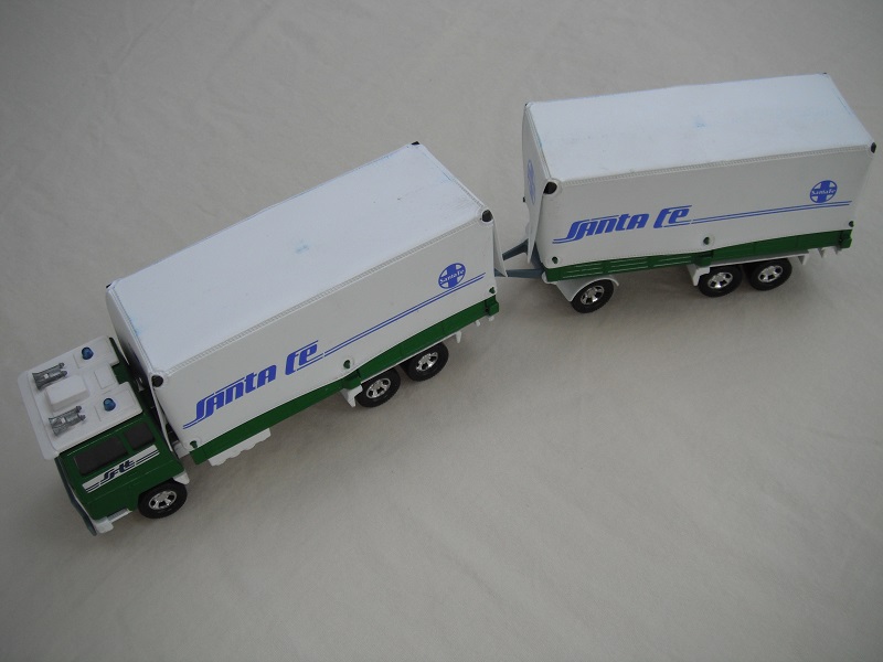 1. Grn &amp; wht cab/wht base/5SM whls/blu dome lts/clear windows/gry rad grill/green &amp; wht trailer/gry tow bar/no tow hook.