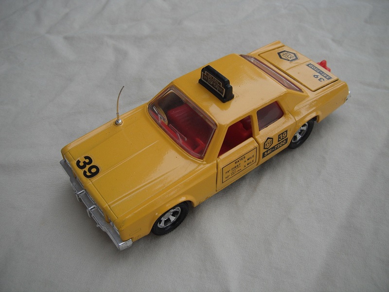 4. Dk.yellow body/black base/5 spoke mag wheels/clear windows/no silver trim/dk.red interior.