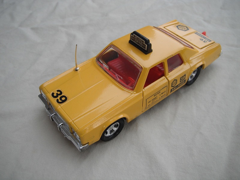 3. Dk.yellow body/black base/5 spoke mag wheels/clear windows/no silver trim/red interior.