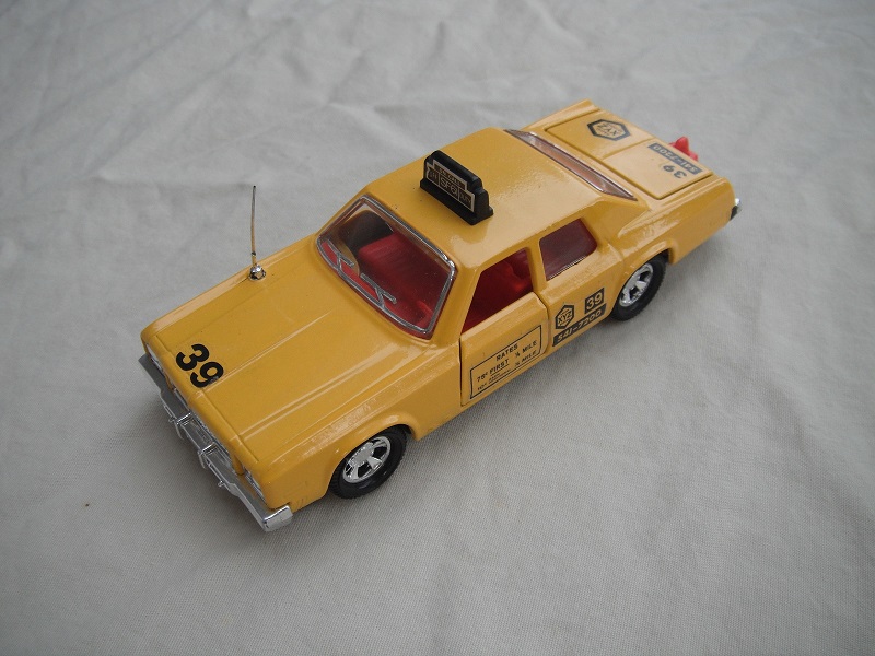 1. Yellow body/black base/5 spoke mag wheels/clear windows/silver trim outline/red interior.