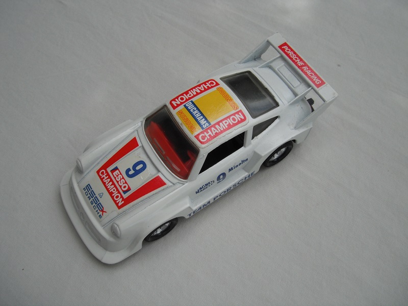 8. Wht body/blk England base/clr wind/blk interior/red dashboard/red steering whl/no side tempa/Esso &amp; &quot;9&quot; in dk.blue.