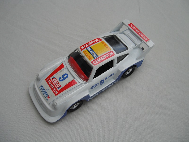 4. Wht body/blk England base/clr wind/blk interior/red dashboard/blk steering whl/dk.blue side tempa/Esso &amp; &quot;9&quot; in blue.