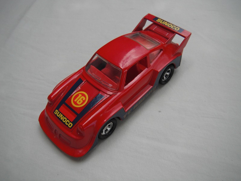 1. Red body/blk England base/clr wind/red interior/red dashboard/red steering whl/dk.blue side tempa/Sunoco &quot;16&quot;on hood.