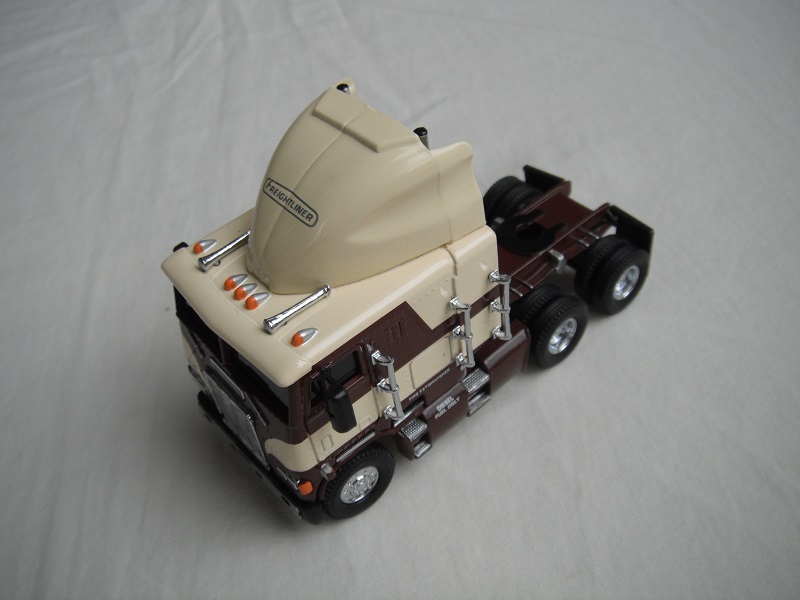 1. Cream &amp; brown cab /brown chassis/black rubber wheels/&quot;Freightliner&quot; tempa.