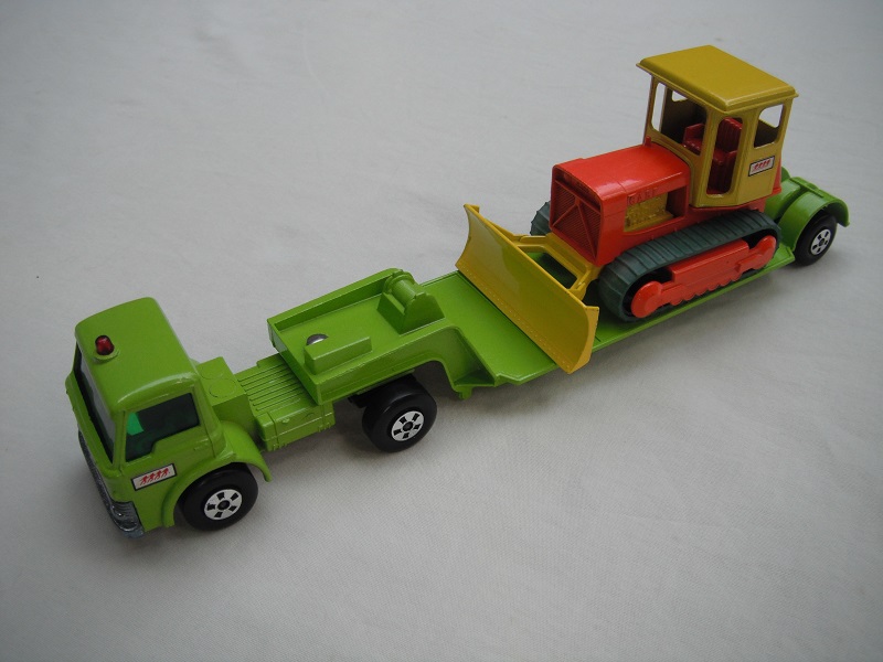 16.Lime grn cab/sil base/5 spk whls/blk xle cvr f.aft/Trailer in lime grn/plated rivet/blk xle cvr f.fwd/org &amp; yel dozer/typ2 cab/blk rollers/grn trks/4 men (thin)&amp; TW dcls.