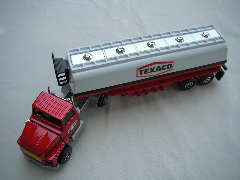 2. Met.red cab/Texaco lbl/typ 1 base/yel rad/SMCW/grn wnd/l.s./yel 5th typ 1/tan xle cvr f.fwd/dull red tlr type 1/LMCW/chrm top/gold open xle cover/no hoses/yel dolly hldr.