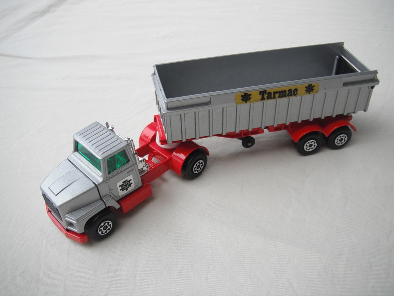 23.Sil cab/typ 3 red opn base/S.S./org xle cvr f.fwd/wht 5th whl type b/MC whls/grn wind/sil &amp; red trailer/typ B/ribbed sides/opn blk xle cvr/Tarmac.