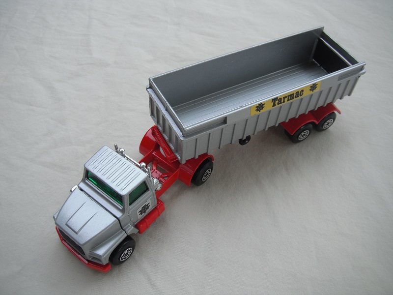 22.Sil cab/typ 3 red opn base/S.S./gld xle cvr f.aft/wht 5th whl type b/MC whls/grn wind/sil &amp; red trailer/typ B/ribbed sides/opn blk xle cvr/Tarmac.