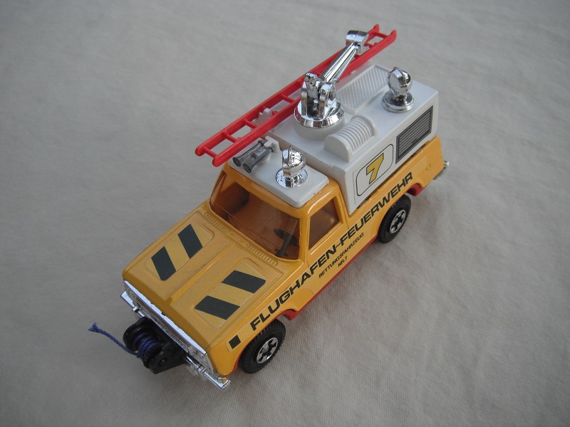 19. Yel body/wht canopy/dk.red base/horns on roof/no lts/red ladder/lt.amb wind/lrg steering/&quot;Flughafen-Feuerwehr&quot;/7 &amp; stripes lbl/blu cable.