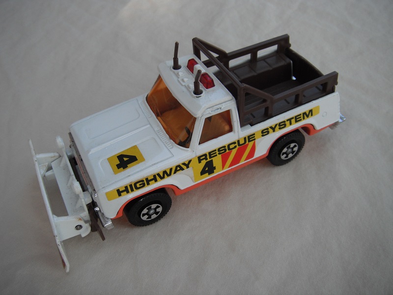 2. Wht body/salmon base/K65/red dome lts/dk.brn antennas &amp; bed/dk.amber windows/lrg steering whl/&quot;4&quot; Highway Rescue System labels.