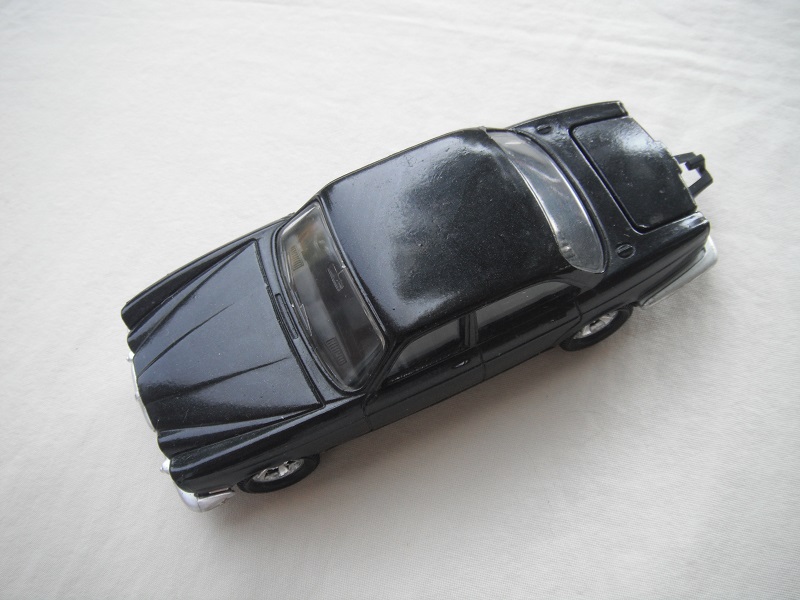 B5. Black body/matt black base/Superkings/5SM whls/clear windows/black interior &amp; tow hook.