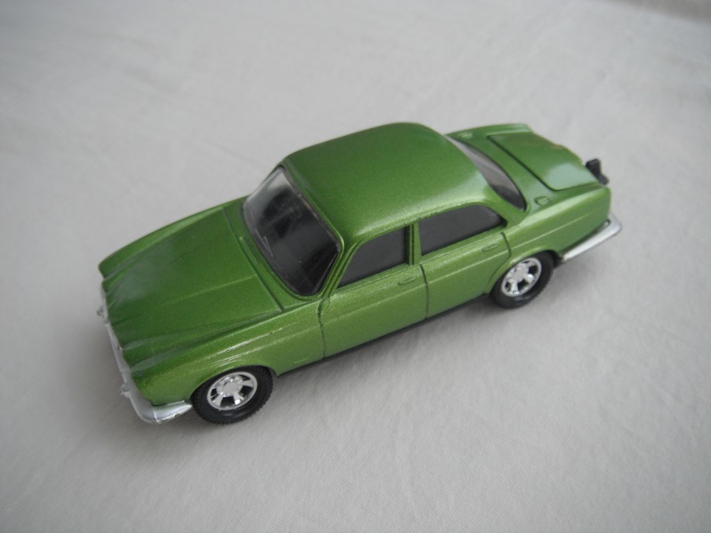 B1. Light green body/gloss black base/Superkings/5SM whls/clear windows/black interior &amp; tow hook.