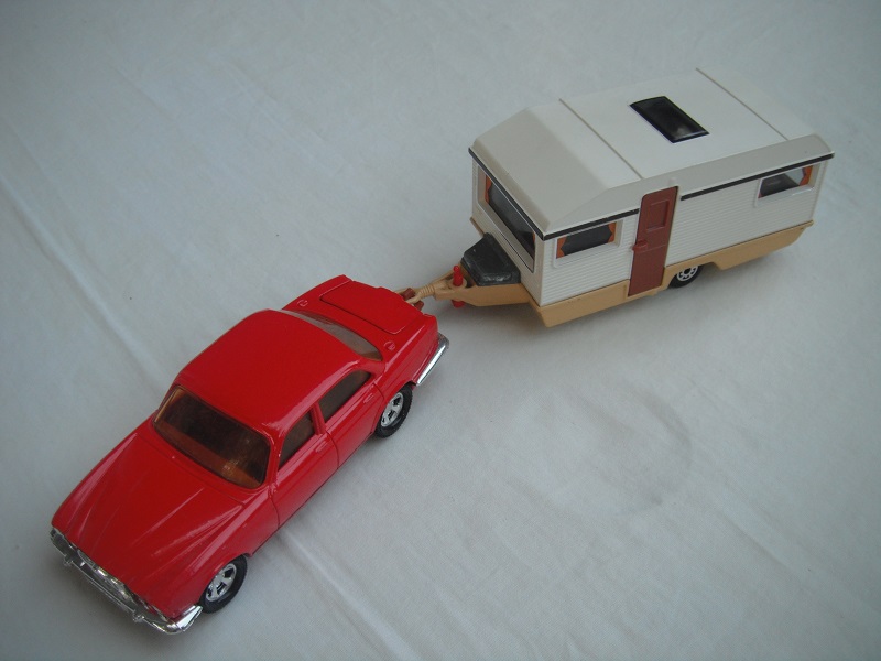 E19.Red body &amp; base/Superkings/5SM whls/clr wind/brn int/Caravan w/wht sides &amp; top/tan base/clr wind/curtains/brn door/unp.tool box/red levelers.