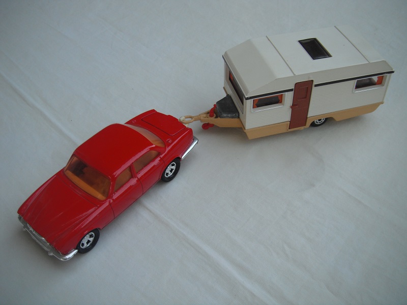 E18.Red body &amp; base/Superkings/5SM whls/amb wind/cream int/Caravan w/wht sides &amp; top/tan base/clr wind/curtains/brn door/unp.tool box/red levelers.