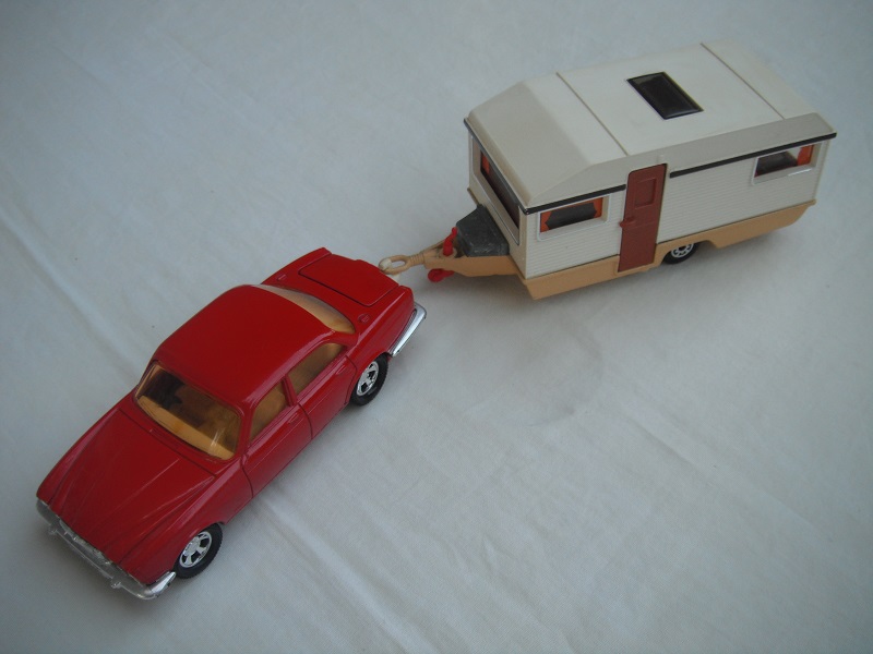 E17.Red body &amp; base/Superkings/5SM whls/lt.amb wind/cream int/Caravan w/wht sides &amp; top/tan base/clr wind/curtains/brn door/unp.tool box/dk.red levelers.