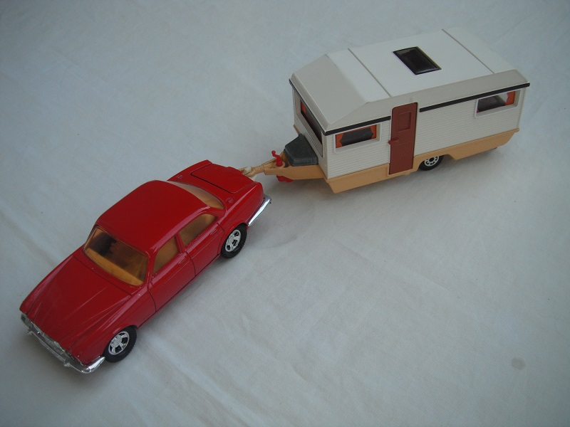 E16.Red body &amp; base/Superkings/5SM whls/lt.amb wind/cream int/Caravan w/wht sides &amp; top/tan base/clr wind/curtains/brn door/unp.tool box/red levelers.