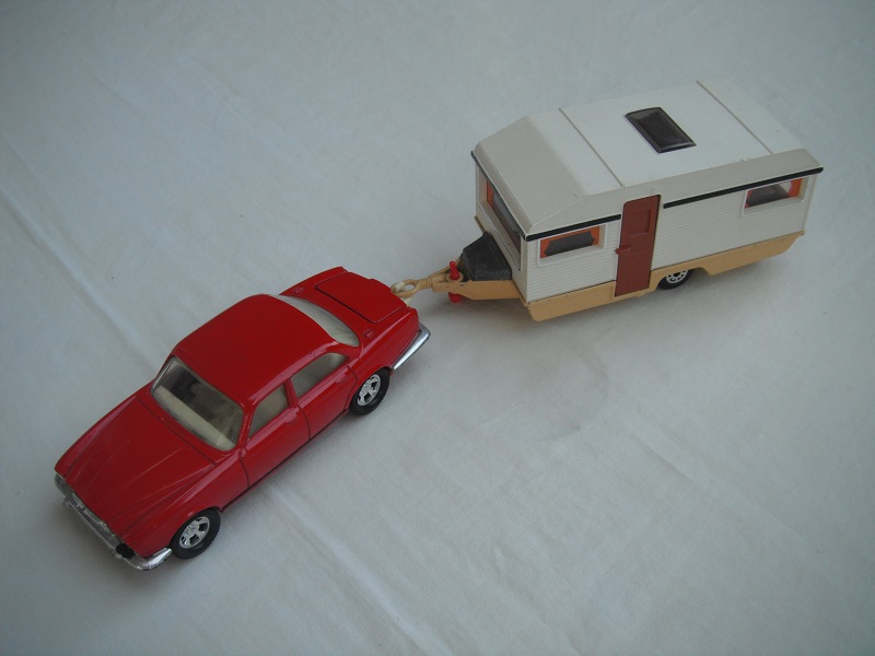 E15.Red body &amp; base/Superkings/5SM whls/clr wind/cream int/Caravan w/wht sides &amp; top/tan base/clr wind/curtains/brown door/unpainted tool box.