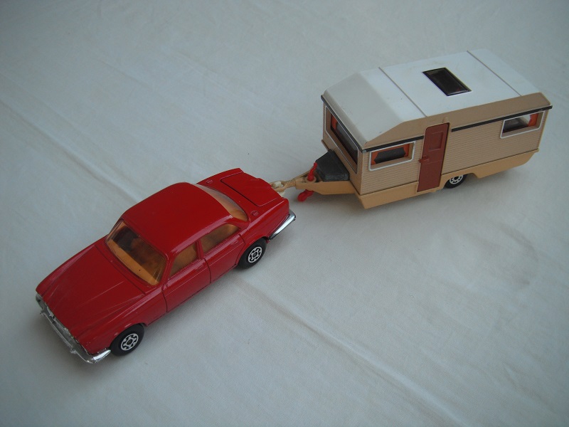 E13.Red body &amp; base/Superkings/MC whls/lt.amb wind/cream int/Caravan w/beige sides &amp; top/tan base/clr windows/curtains/brown door/unpainted tool box.