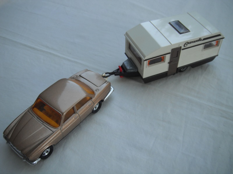 E11.Met.tan body/dk.brn base/Superkings/5SM whls/amb wind/crm int/Caravan w/wht sides &amp; top/dk.brn base/clr wind/curtains/dk.brn door/unp.tl bx/Caravelle.