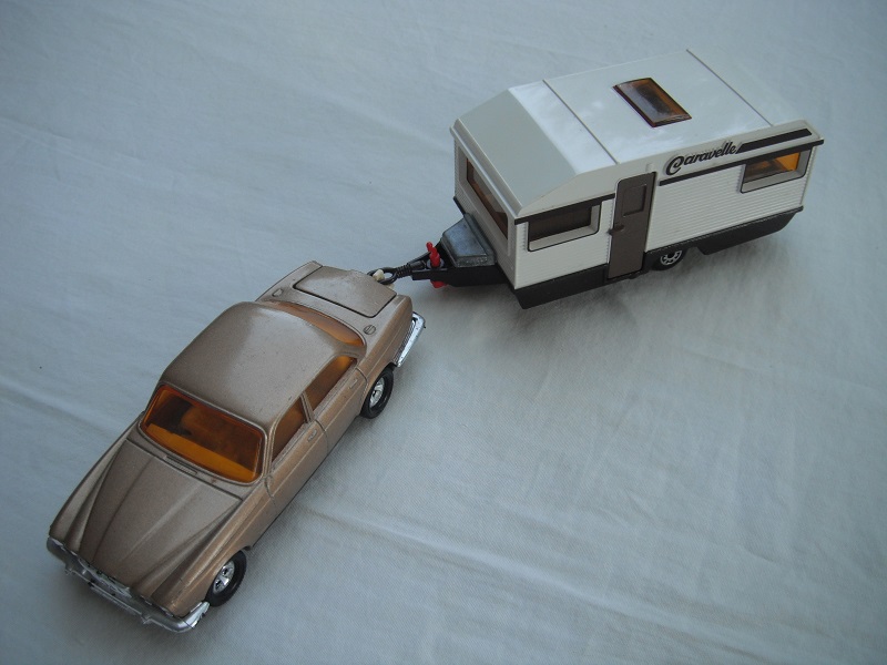 E10.Met.tan body/dk.brn base/Superkings/5SM whls/amb wind/crm int/Caravan w/wht sides &amp; top/dk.brn base/amb wind/no curtains/dk.brn door/unp.tl.bx/Caravelle.