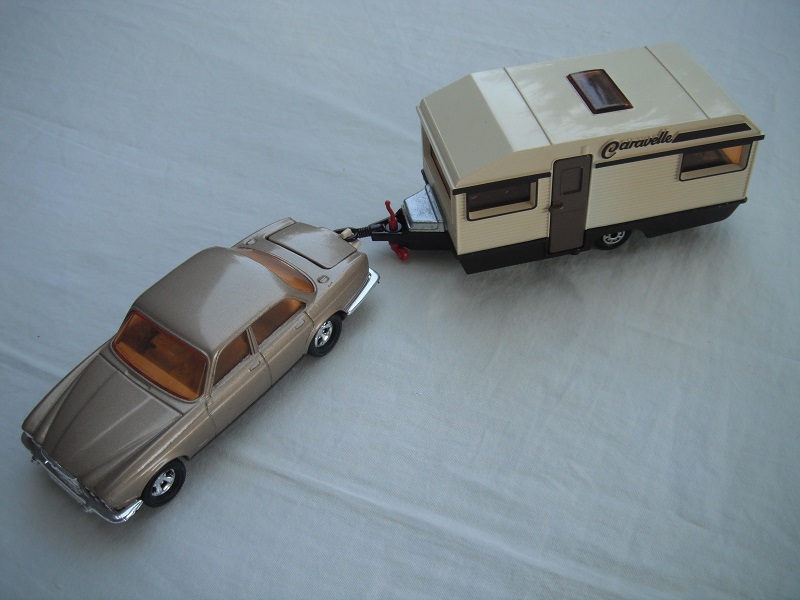 E9. Met.tan body/dk.brn base/Superkings/5SM whls/lt.amb wind/crm int/Caravan w/wht sides &amp; top/dk.brn base/amb wind/no curtains/dk.brn door/unp.tl.bx/Caravelle.